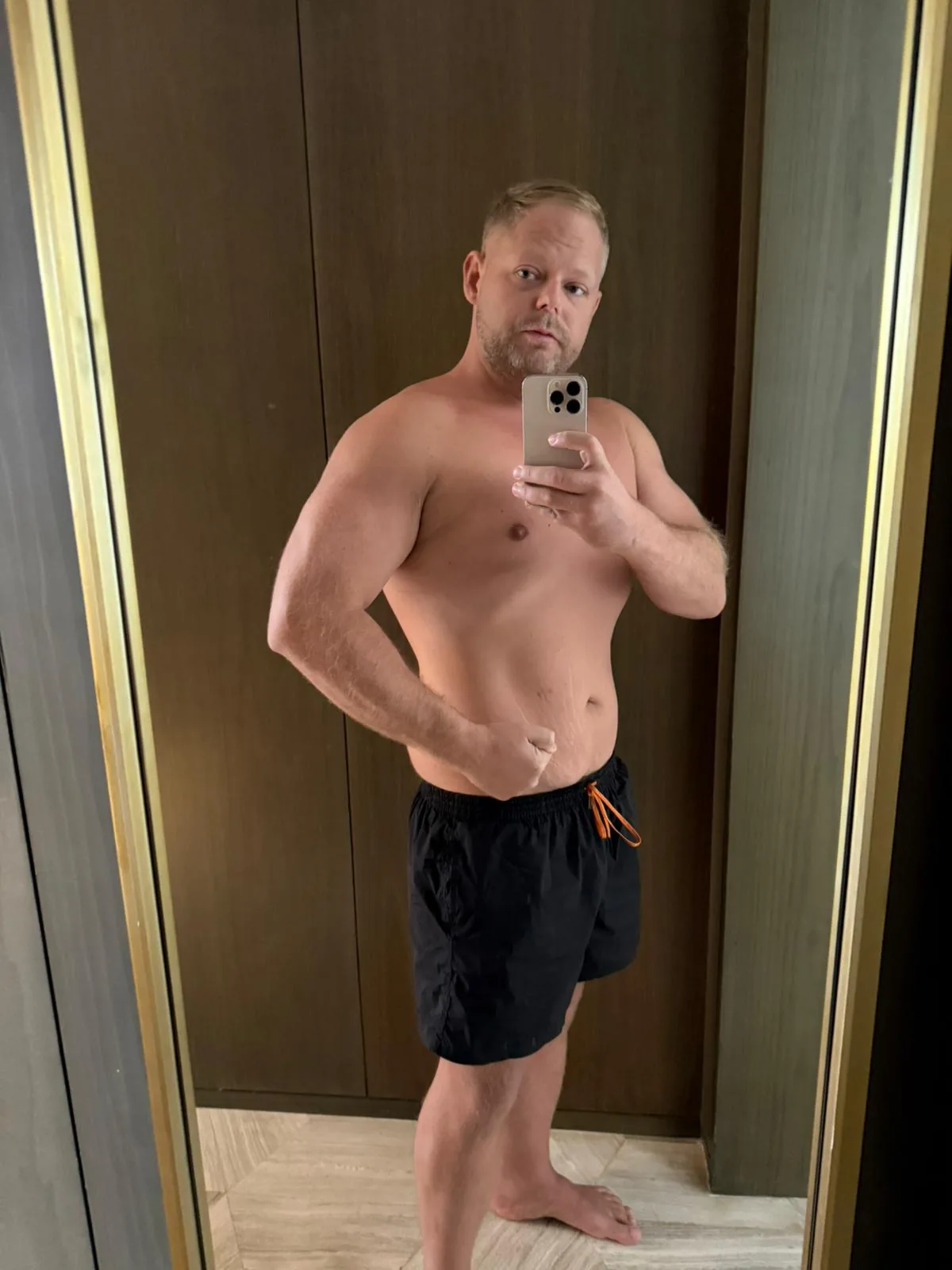 Damien Pearl after his 60kg transformation, mirror photo